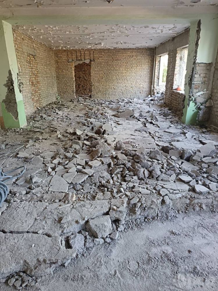 Ichki demontaj: pol va shuvoqni olib tashlash