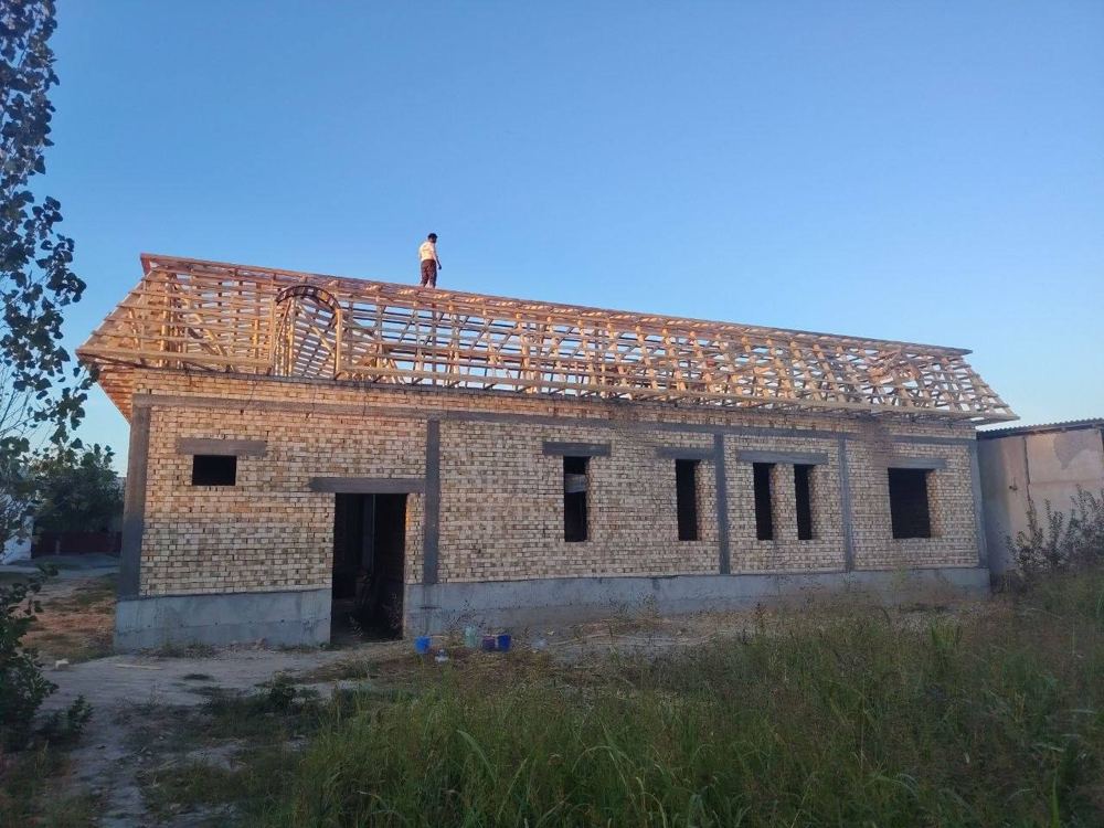 Bir qavatli bino tomining yog'och karkasini montaj qilish