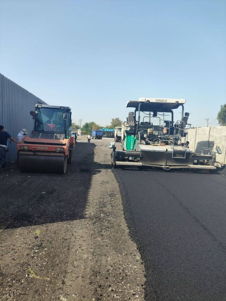 Asfaltyotqich va katok bilan asfalt-beton yotqizish