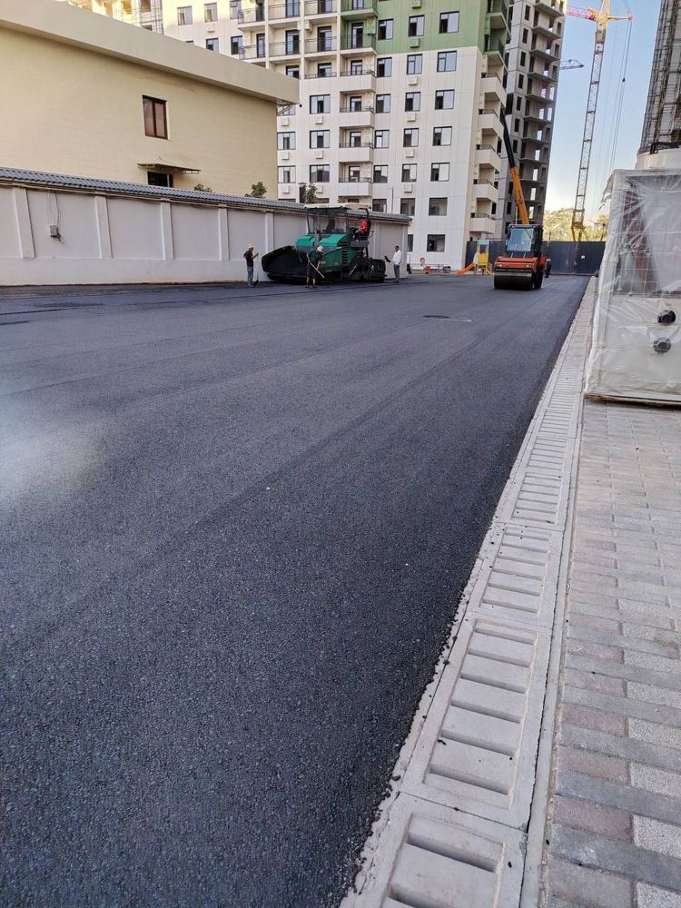 Yangi asfalt qoplama, bordyur va suv qochirish novi